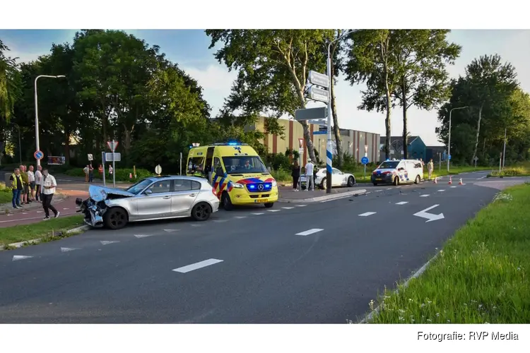Twee voertuigen, waaronder peperdure Porsche, zwaar beschadigd na ongeval in Noord-Scharwoude