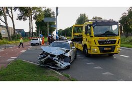 Twee voertuigen, waaronder peperdure Porsche, zwaar beschadigd na ongeval in Noord-Scharwoude