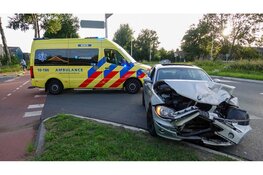 Twee voertuigen, waaronder peperdure Porsche, zwaar beschadigd na ongeval in Noord-Scharwoude