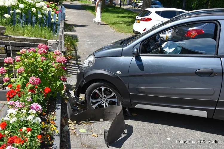 Inparkeren gaat mis, brommobiel eindigt in tuintje