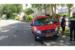 Vrouw aangereden door achteruit rijdende bestelbus