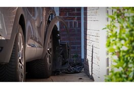 Auto rijdt garage binnen in Heerhugowaard