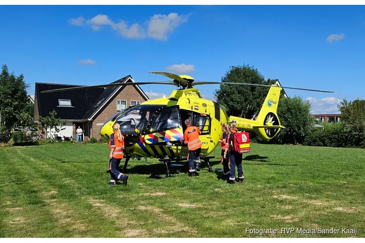 Traumahelikopter landt midden in woonwijk Heerhugowaard