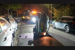 Auto op z'n kant in Noord-Scharwoude, bestuurder aangehouden