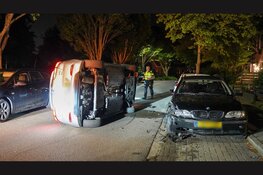 Auto op z'n kant in Noord-Scharwoude, bestuurder aangehouden