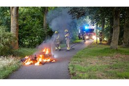 Scooter uitgebrand op fietspad in Heerhugowaard, brandstichting niet uitgesloten