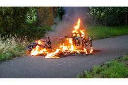 Scooter uitgebrand op fietspad in Heerhugowaard, brandstichting niet uitgesloten