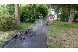 Scooter uitgebrand op fietspad in Heerhugowaard, brandstichting niet uitgesloten
