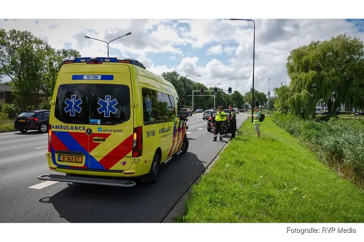 Scooter botst achterop auto op Westtangent in Heerhugowaard