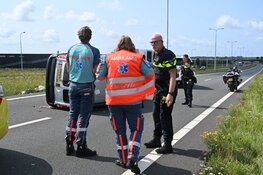 Auto op zijn kant bij eenzijdig ongeval N242