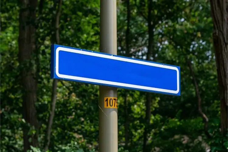 Welke materialen en afwerkingen zijn mogelijk bij straatnaamborden?