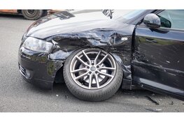 Twee voertuigen botsen op kruising in Heerhugowaard, bestuurder aangehouden