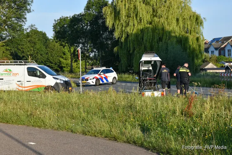 Elektrische driewieler op zijn kant na eenzijdig ongeval in Broek op Langedijk