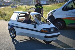 Elektrische driewieler op zijn kant na eenzijdig ongeval in Broek op Langedijk
