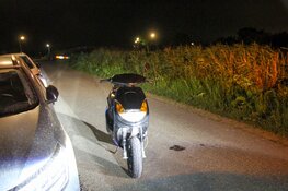Scooterrijder lichtgewond bij val in Hensbroek