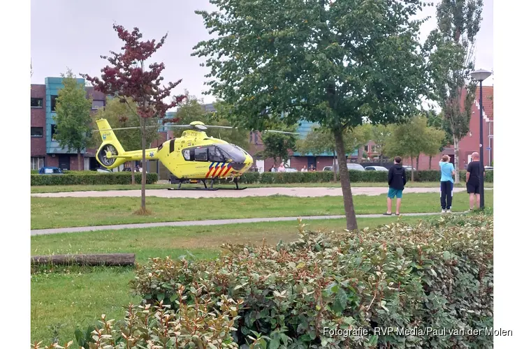 Traumahelikopter landt midden in woonwijk Heerhugowaard