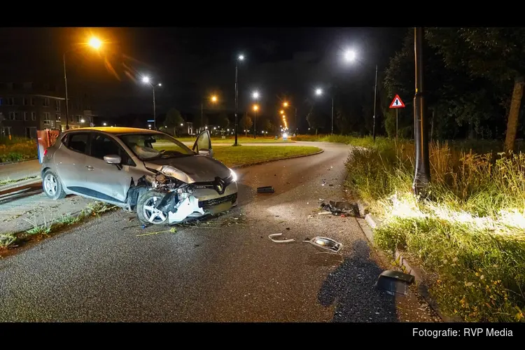 Automobilist botst tegen lantaarnpaal in Heerhugowaard; veel schade