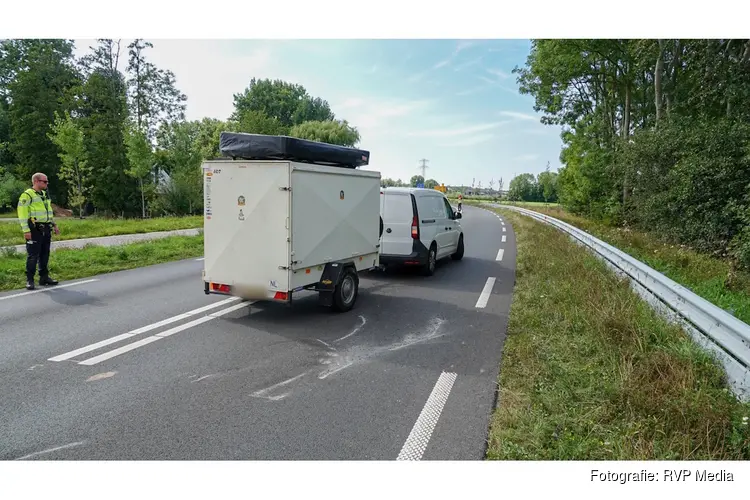 Keer actie gaat fout; aanhanger schiet los en maakt schade aan het asfalt
