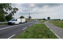 Keeractie gaat fout; aanhanger schiet los en maakt schade aan het asfalt