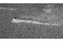 Keeractie gaat fout; aanhanger schiet los en maakt schade aan het asfalt