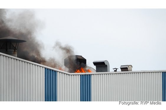 Grote brand bij bedrijf op Berenkoog in Alkmaar