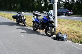 Motorrijder botst achterop personenauto in Noord-Scharwoude