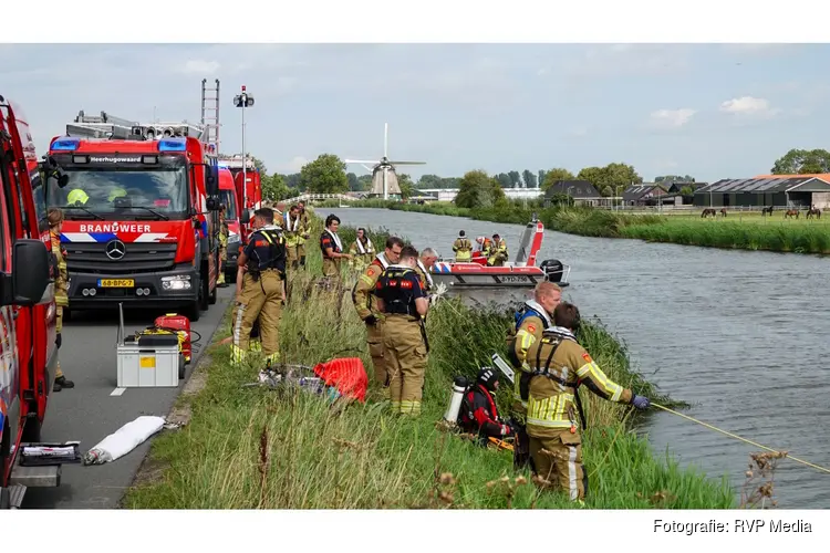 Vrouw na zoekactie van vier uur levend uit het water gehaald langs Oostdijk