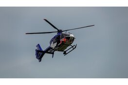 Vrouw na zoekactie van vier uur levend uit het water gehaald langs Oostdijk