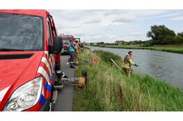 Vrouw na zoekactie van vier uur levend uit het water gehaald langs Oostdijk
