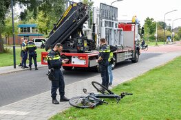 Fietser gewond na aanrijding met achteruitrijdende vrachtwagen