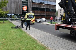 Fietser gewond na aanrijding met achteruitrijdende vrachtwagen