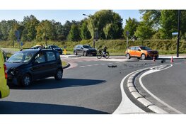 Schade na botsing met twee auto's op Oosttangent