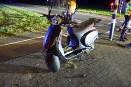 Scooter in botsing met auto op N245, twee gewonden