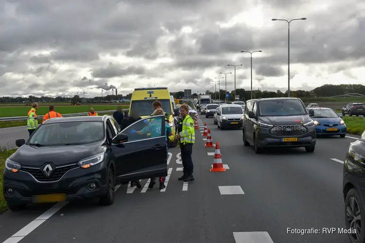 Kop-staartbotsing op N242 zorgt voor file en schade
