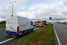 Kop-staartbotsing op N242 zorgt voor file en schade