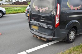 Kop-staartbotsing op N242 zorgt voor file en schade
