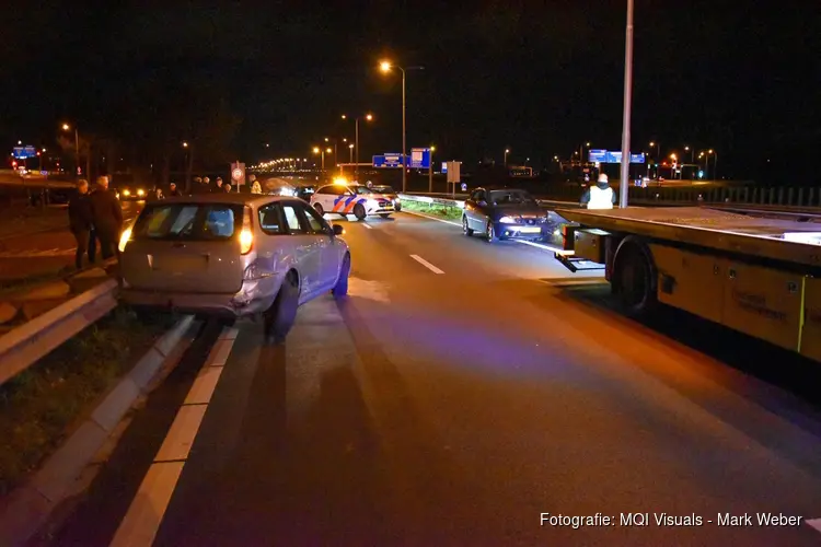 Twee personenauto's botsen op elkaar, N242 afgesloten