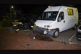 Geparkeerde camper en auto flink beschadigd na aanrijding. Automobilist rijdt door