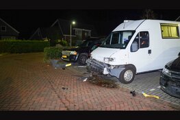 Geparkeerde camper en auto flink beschadigd na aanrijding. Automobilist rijdt door