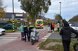 Scooterrijder rijdt achter op auto en komt ten val