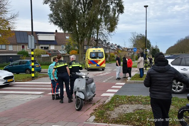 Scooterrijder rijdt achter op auto en komt ten val