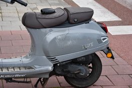 Scooterrijder rijdt achter op auto en komt ten val