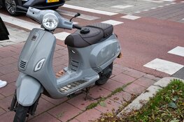 Scooterrijder rijdt achter op auto en komt ten val