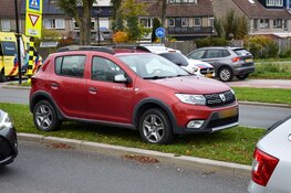 Scooterrijder rijdt achter op auto en komt ten val