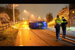 Auto op z'n kant na eenzijdig ongeval ter hoogte van spoorbrug N242, weg volledig afgesloten