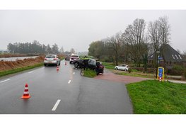Man rijdt achteruit van dijk en bungelt over de rand in Heerhugowaard