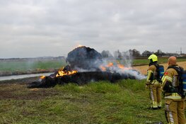 Stapel hooibalen in brand op akker in Sint Pancras
