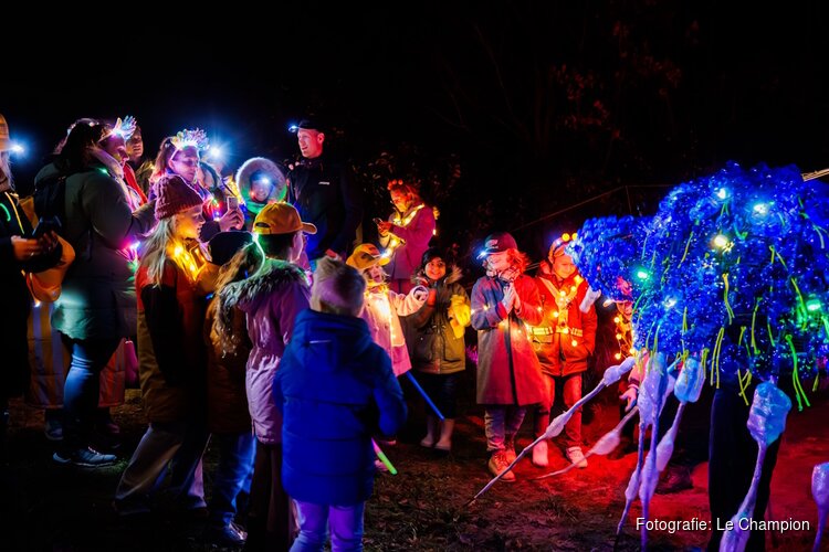 Fjoertoer Egmond laat recordaantal wandelaars griezelen met spectaculaire lichtacts