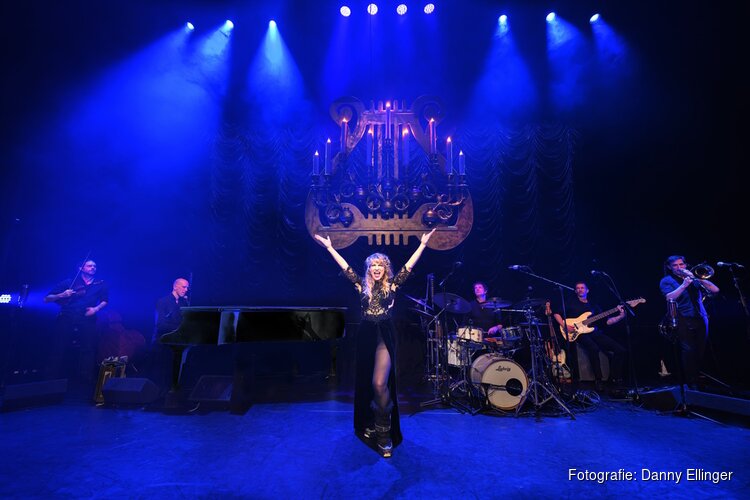 Kerst valt dit jaar vroeg voor Ellen ten Damme. Kerstvoorstelling op 2 december in Cool.