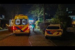 Meubilair in brand in Heerhugowaardse woning, bewoner behandeld door ambulancedienst